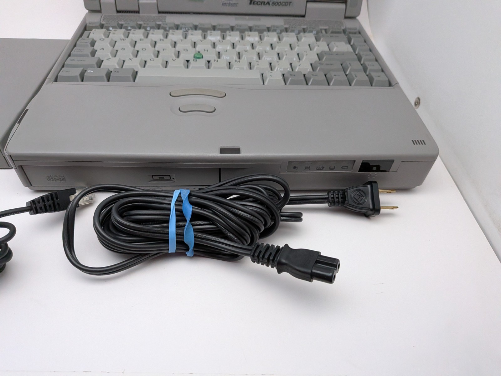 Vintage Toshiba Tecra 500CDT Notebook Computer w/HDD RAM WIN 95 *WORKS*