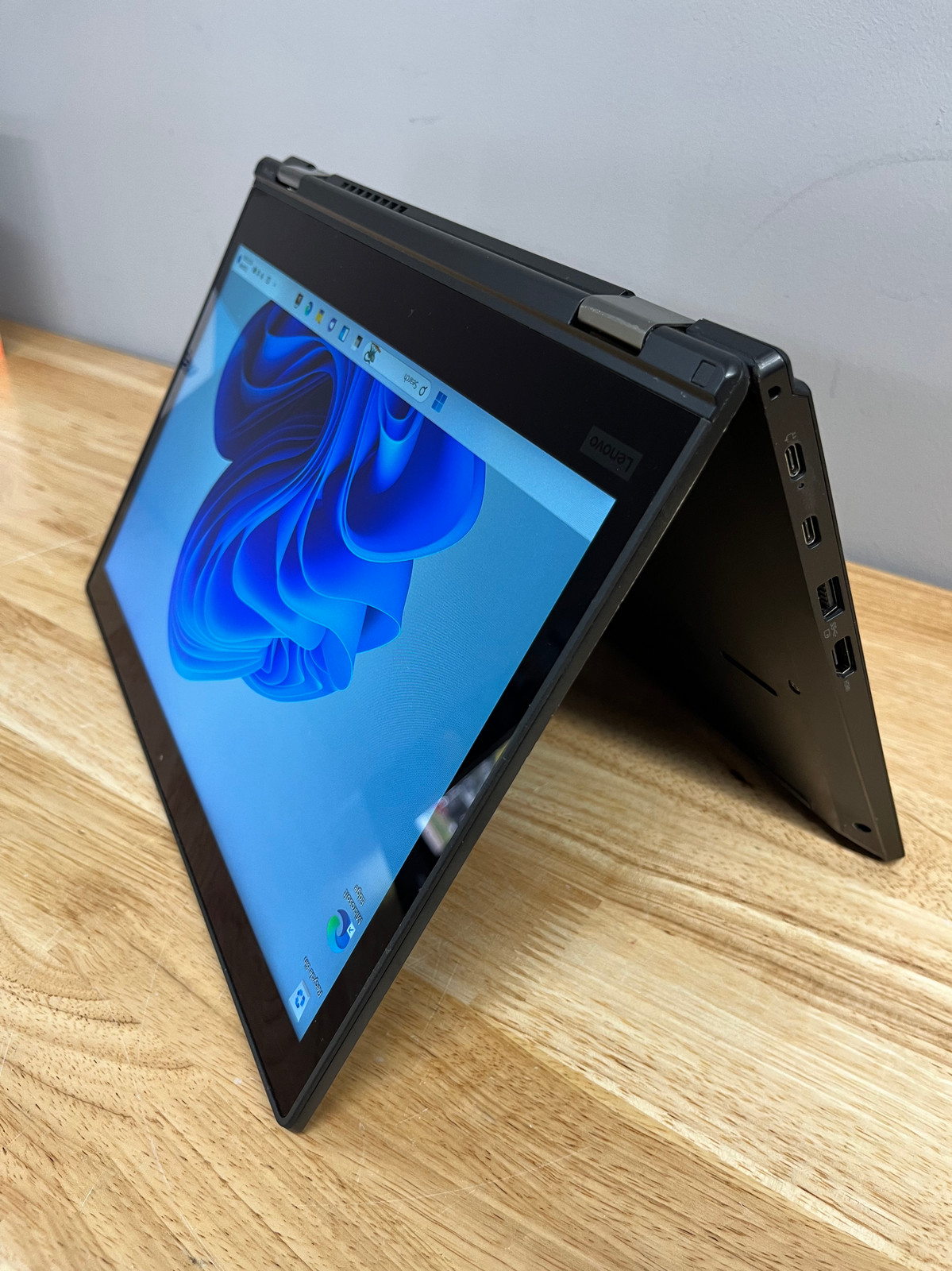 Lenovo Yoga L380 13.3″ TOUCHSCREEN Laptop Intel Core i5, 256GB SSD, 8GB RAM, W11