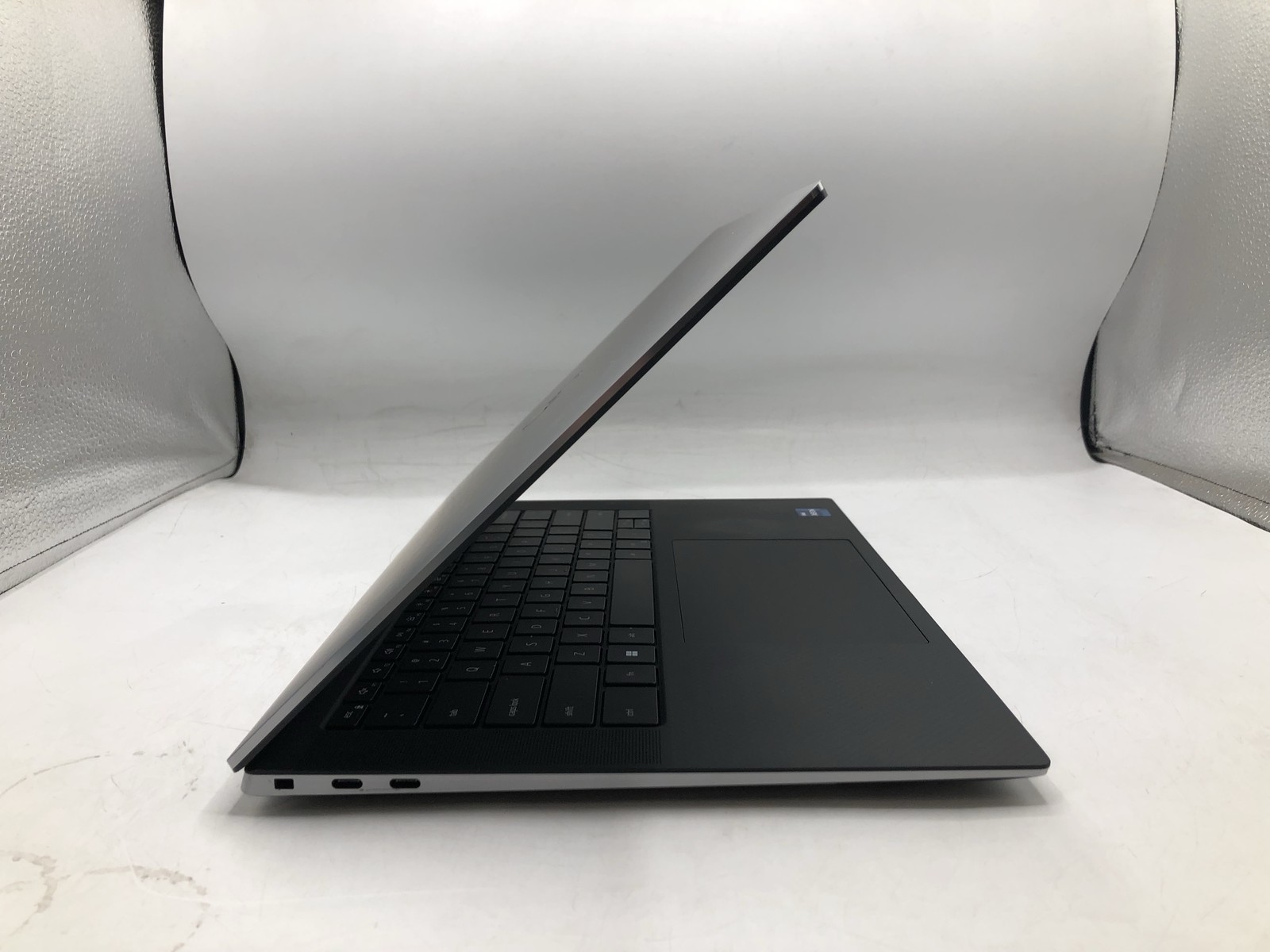 DELL PRECISION 5560 15.6″ i7 2.60GHz 32GB RAM 1TB SSD Grade D