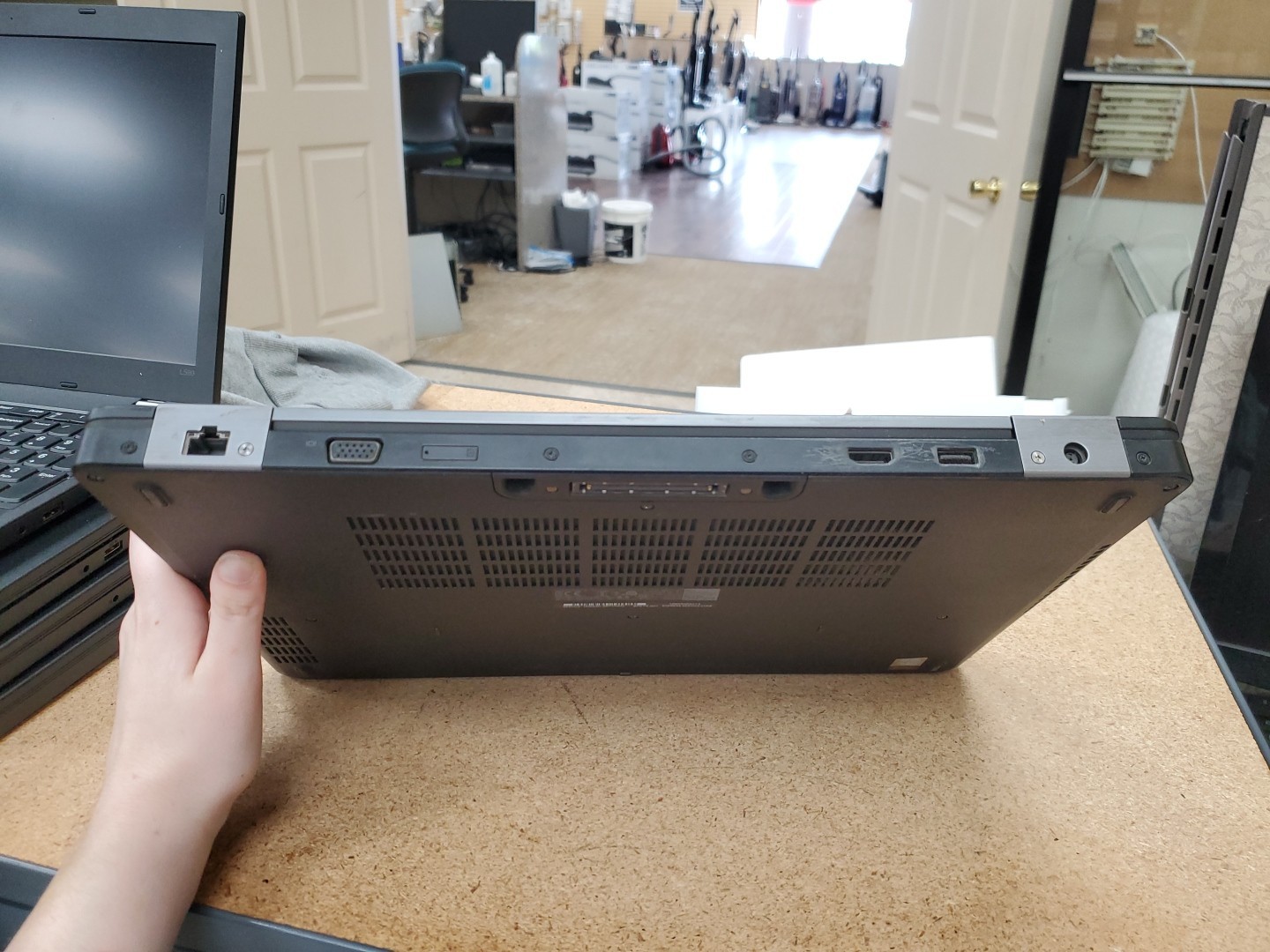 Dell Latitude E5570 15.6″ (256g SSD, Intel Core i5 6th Gen., 8GB) 041326-1