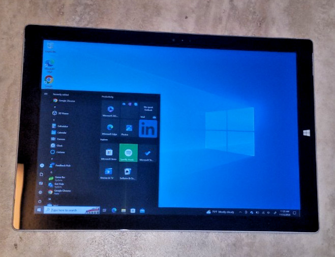 Microsoft Surface Pro 3 with detachable keyboard Intel i5 8GB Ram 256GB SSD