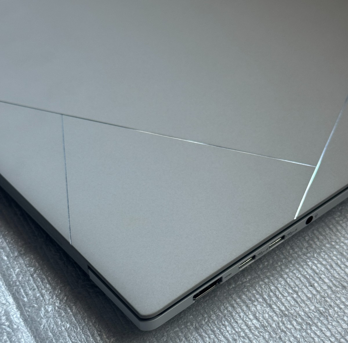 ASUS Zenbook S 16 16″ 3K OLED Touch Laptop Ryzen AI 9 365 24GB RAM 1TB SSD