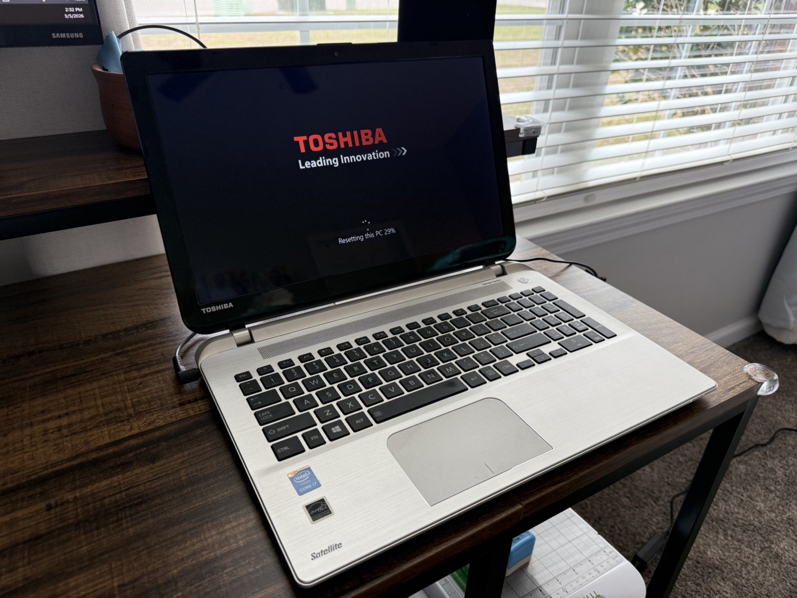 Toshiba Satellite S55-B5280 Laptop, intel i7 processor, harmon/kardon speakers
