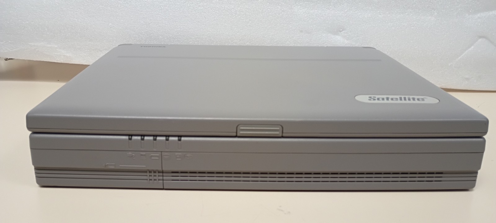 Toshiba Satellite 330CDS Laptop Intel Pentium MMX, 2Gb HD, Windows 98 Working