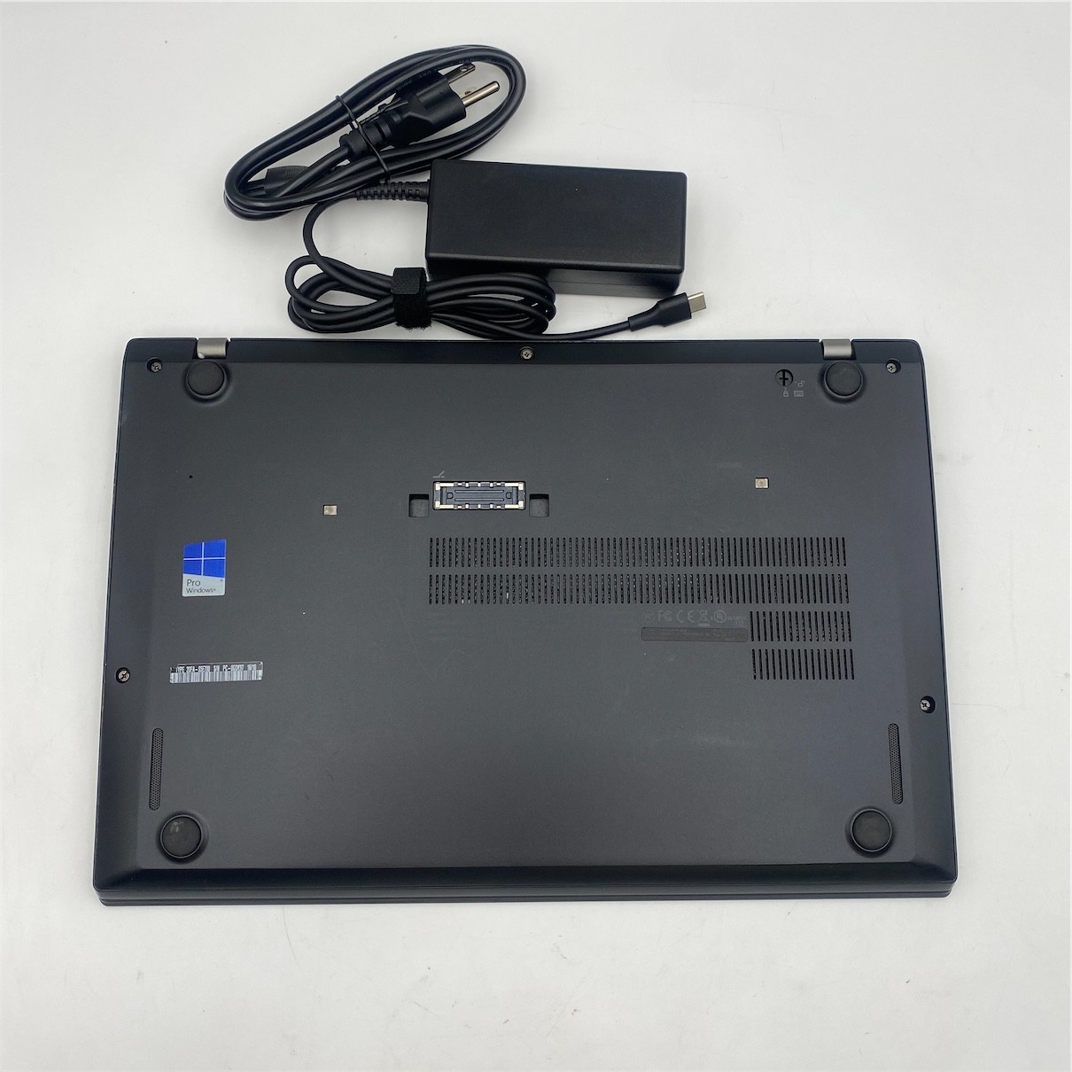 Lenovo ThinkPad T460s i7-6600U 8GB RAM 180GB SSD “scratches”