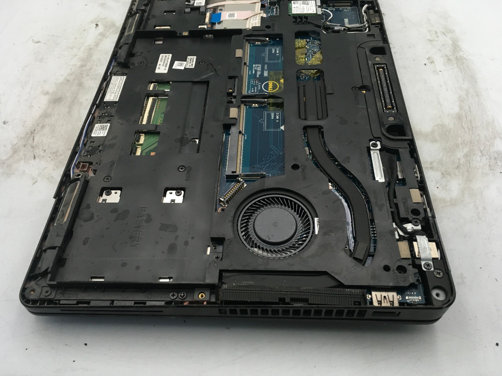 DELL LATITUDE E5470 – FOR PARTS/NO POWER – INTEL I5 6TH GEN – NO RAM – READ – BB