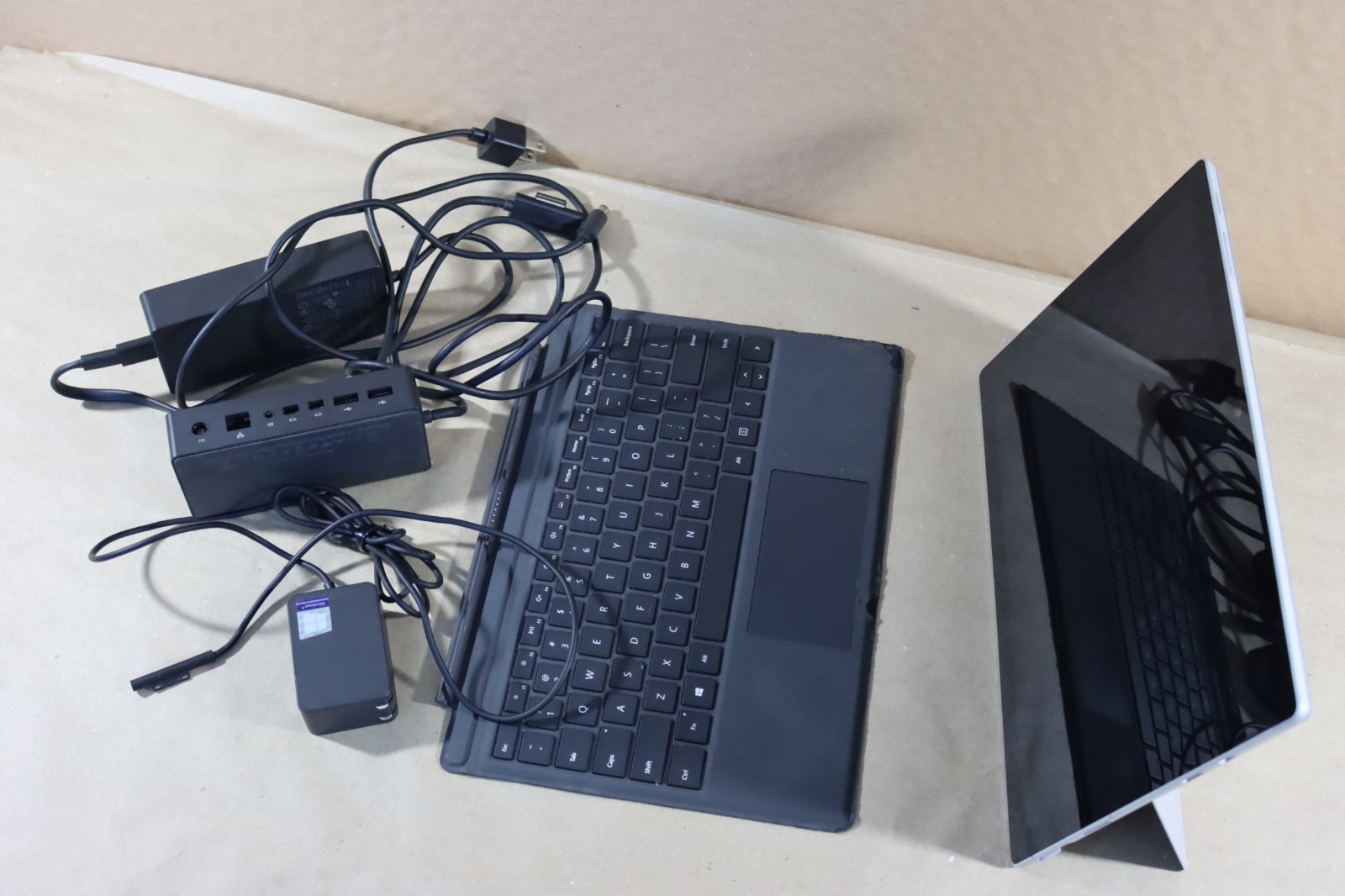 Microsoft Surface Pro 5 i5-7300U 8GB RAM 256GB Wi-Fi + LTE
