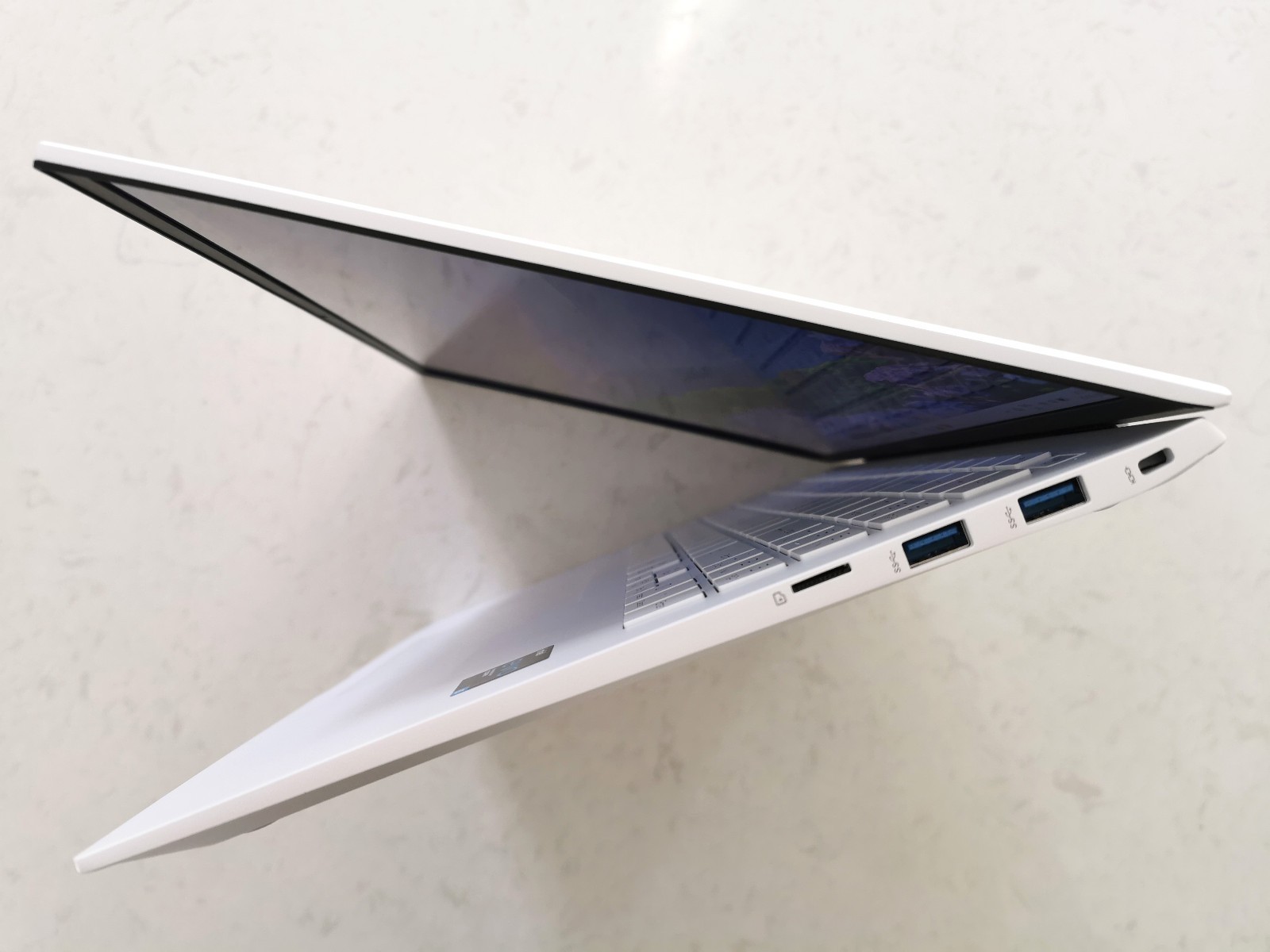 White LG Gram i5-1135G7 16GB DDR4 512GB or 1-2TB SSD 2K 16″ Lightweight Laptop
