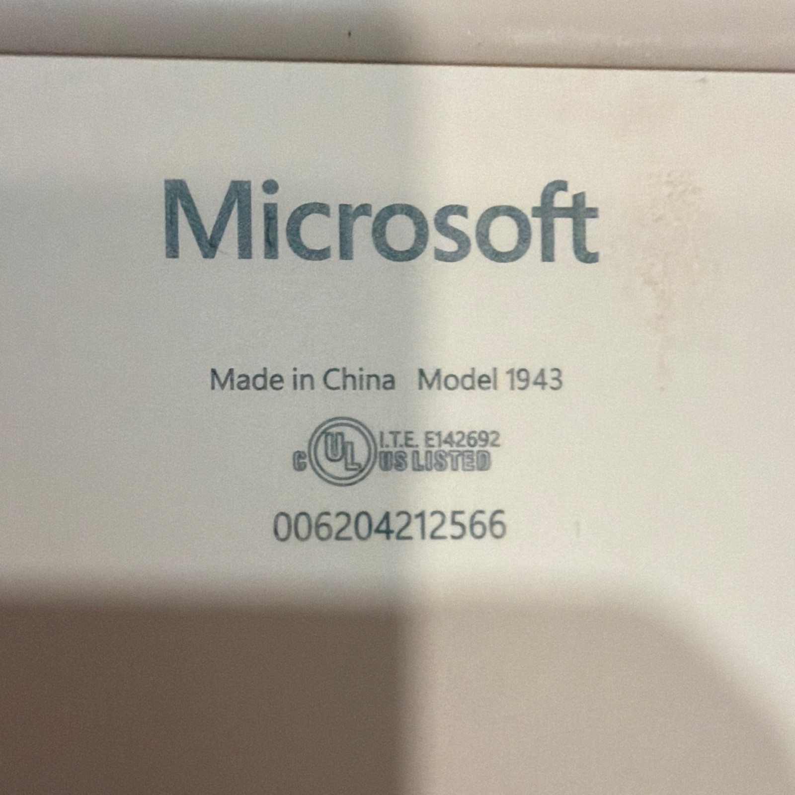 Microsoft Surface Laptop 3 13.5″ i5 8GB 256GB SSD Win10 With Carrying Case