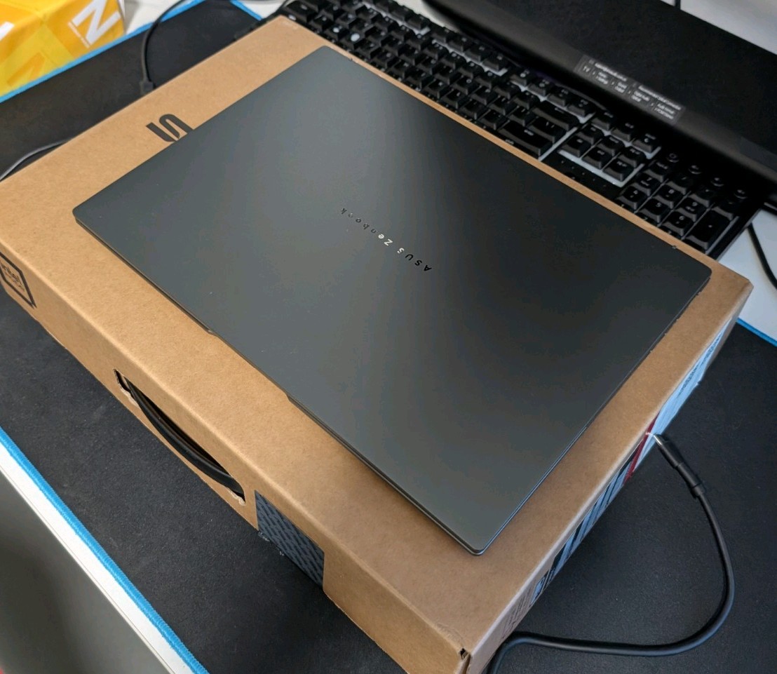 ASUS Zenbook 14″ WUXGA OLED Touch Laptop Intel Core Ultra 7 255H 16GB RAM 512GB