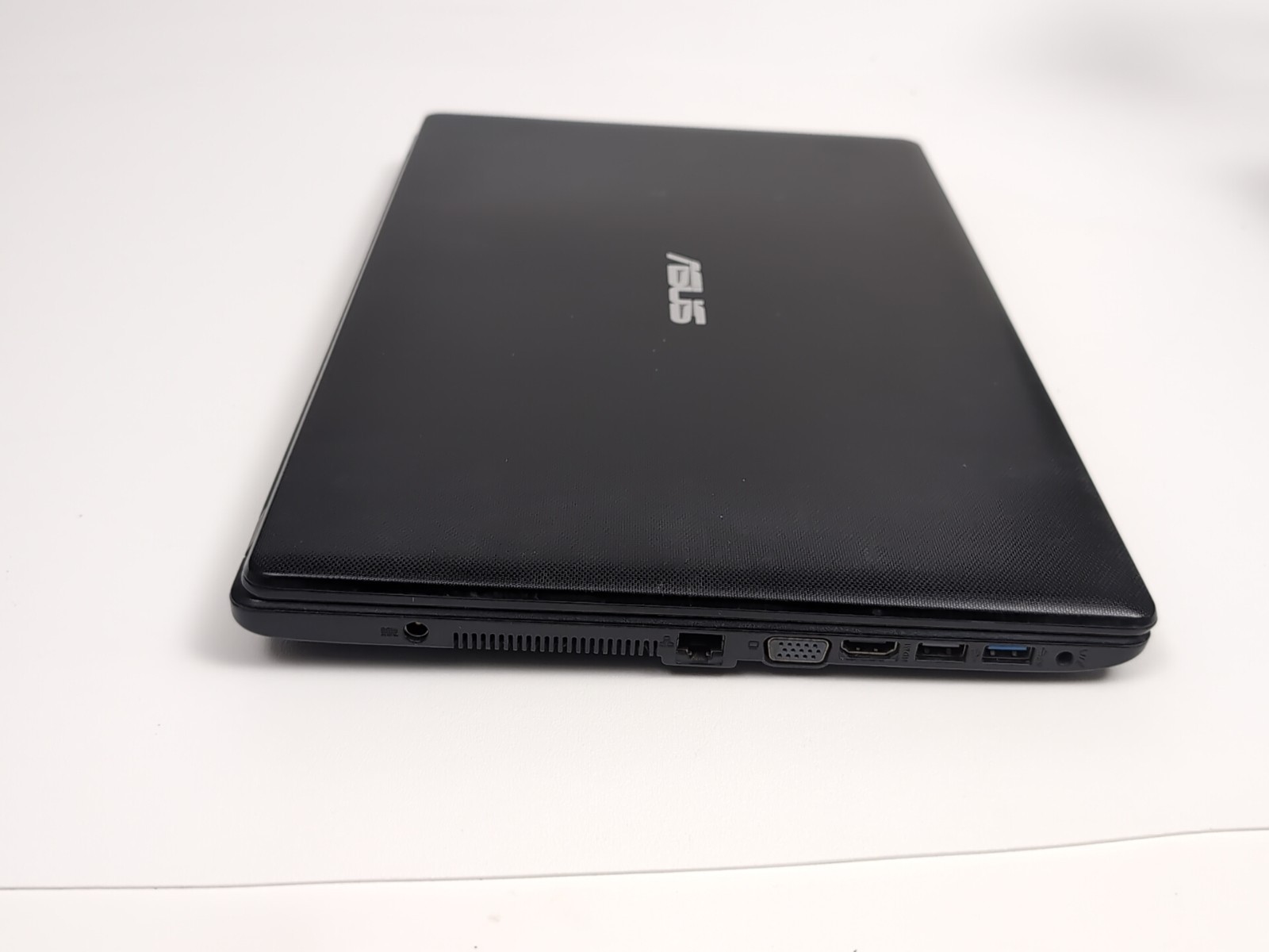 ASUS X551M 15.6 Intel Celeron N2840 @ 2.16GHz 500Gb 4 GB RAM No Power Adapter