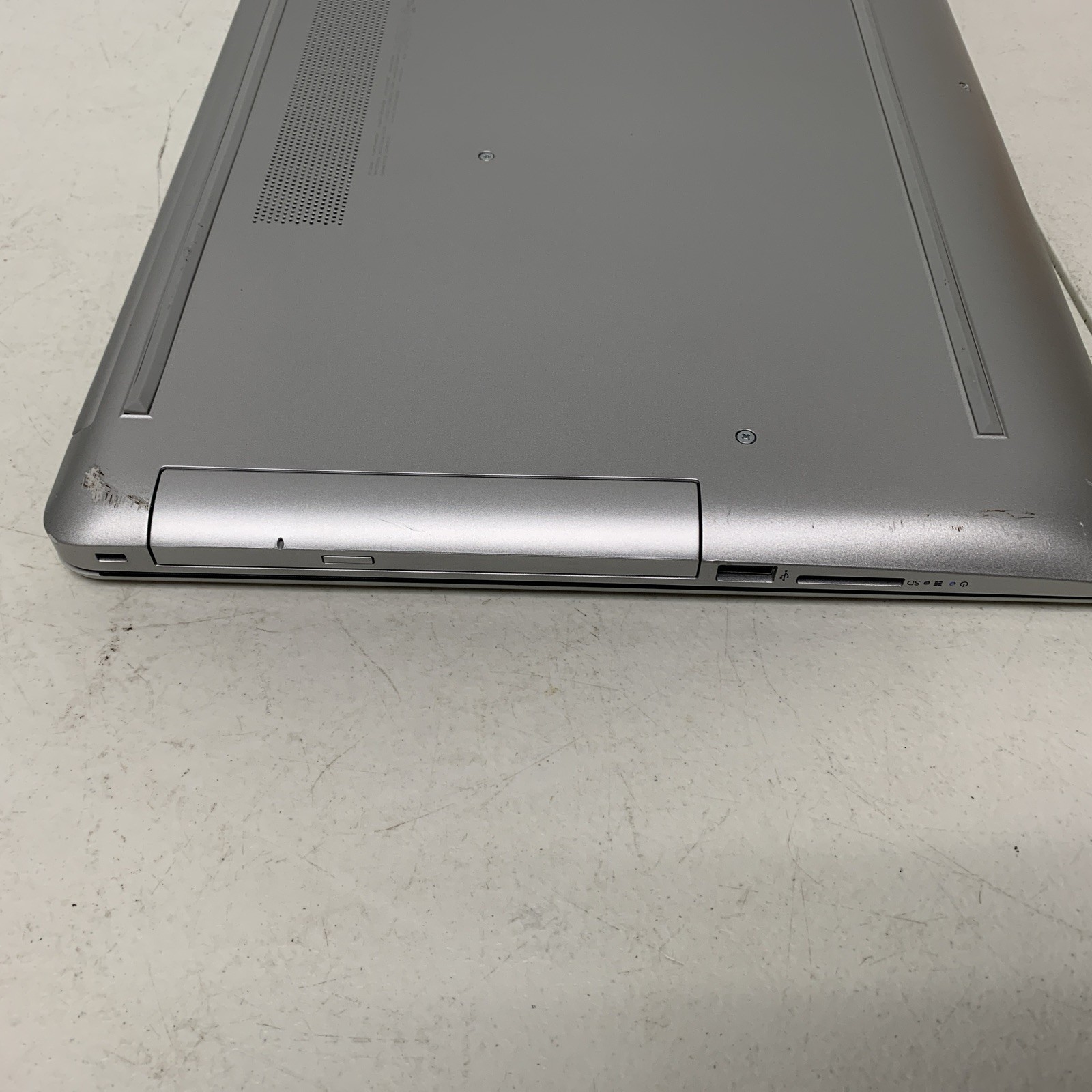 HP LAPTOP 17-BY4XXX 17.3″ Laptop 11TH GEN I5-1135G7 8GB 256gb SSD Wind 11 Home