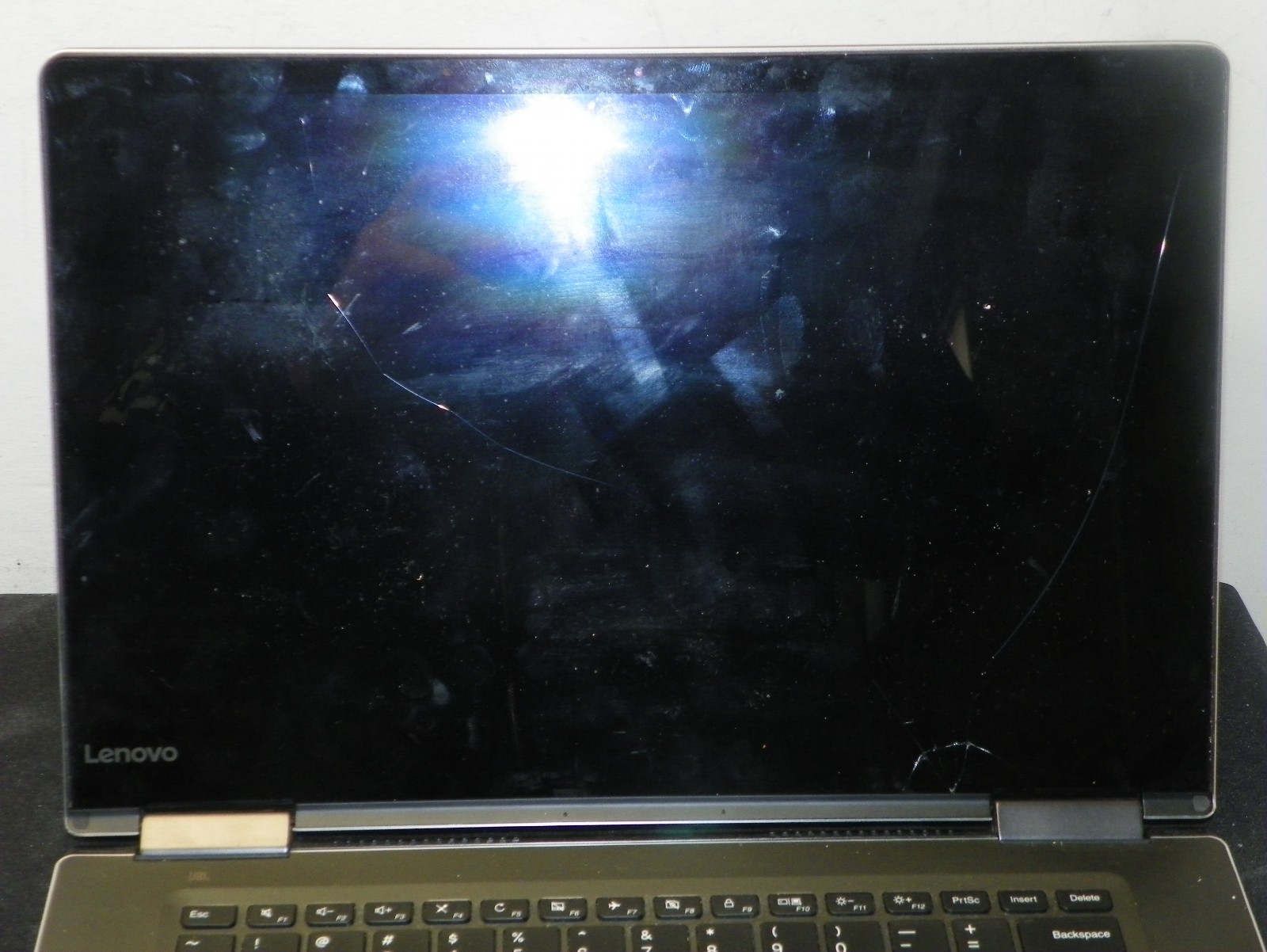 Lenovo Yoga 710 15.6 Inch 2-In-1 Touchscreen i5 For Parts – Has Screen Issue