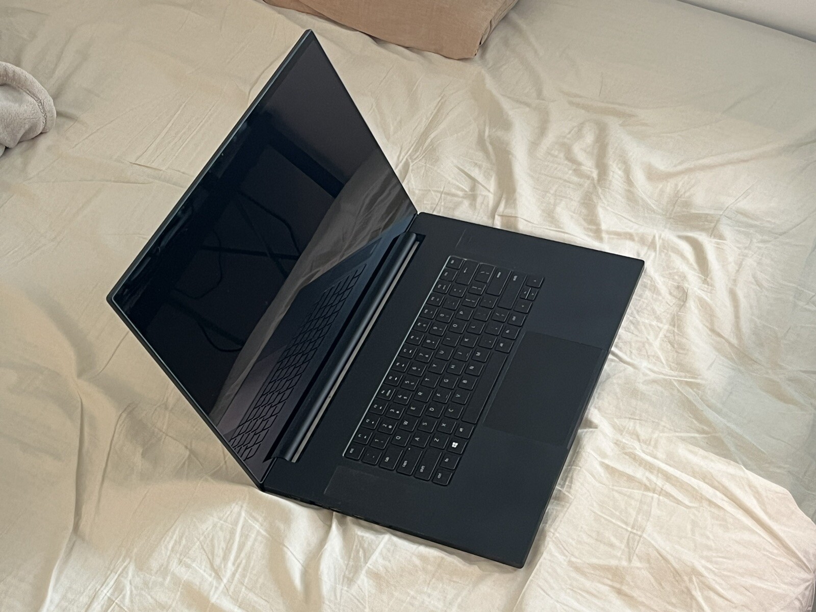 Razer Blade 17 17.3” (1TB SSD Intel Core i9 32GB) UHD TOUCH SCREEN 3080