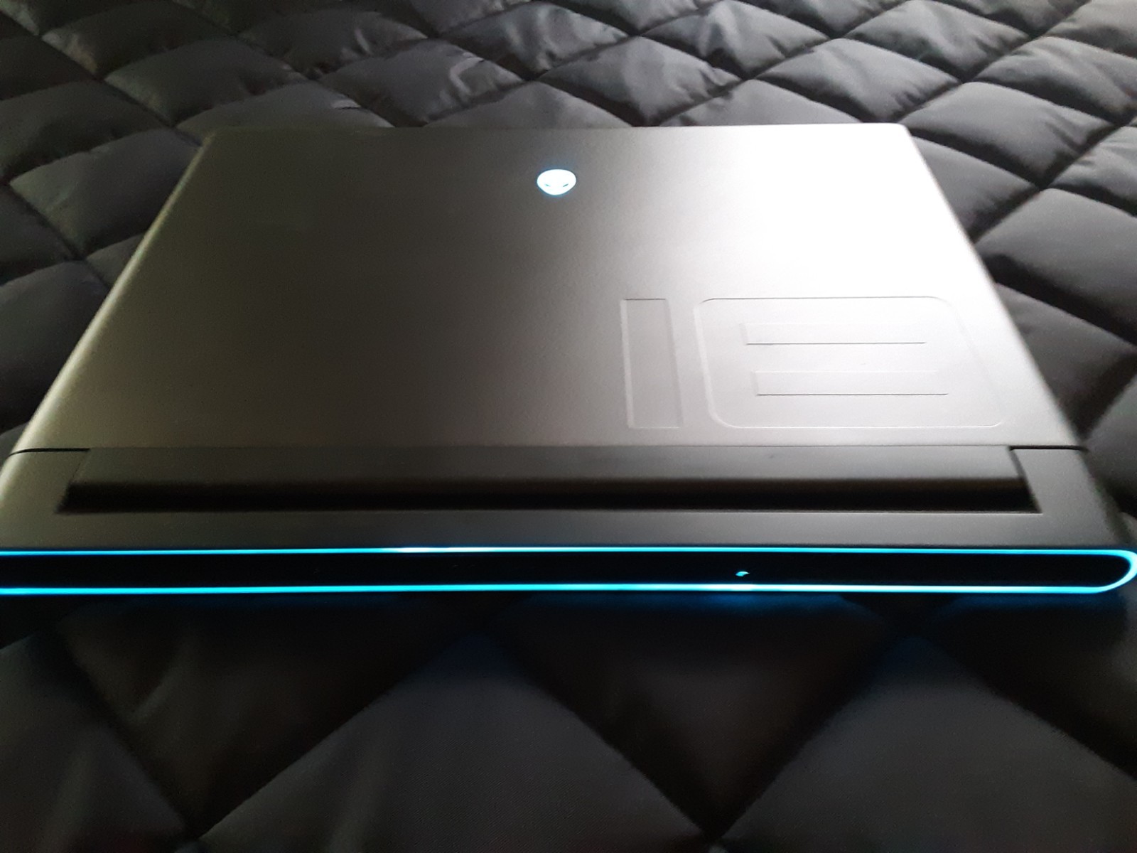 Alienware M18 R2 Gaming Laptop RTX 4070 / i7-14700HX/1TB SSD/16GB RAM