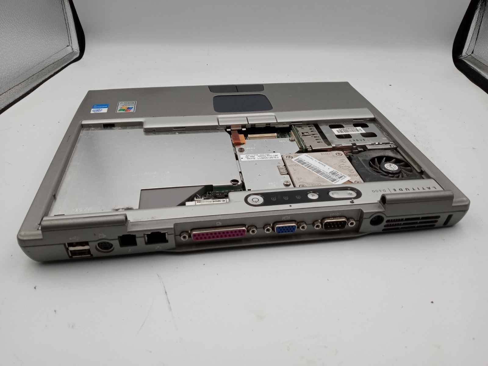 Dell Latitude D600 14″ Laptop Intel Pentium M 1.8GHz – PARTS/REPAIR – READ -RR