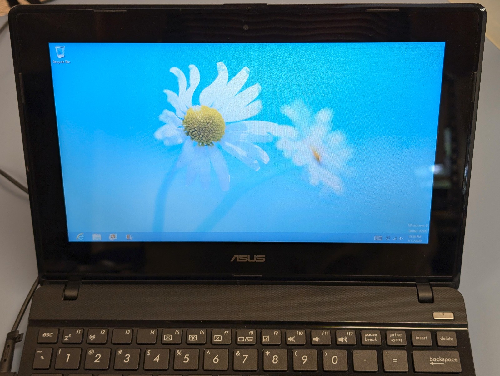 Asus Small Laptop Model X102B Notebook PC 2GB RAM, 320 HDD, Win 8.1, Bad Battery