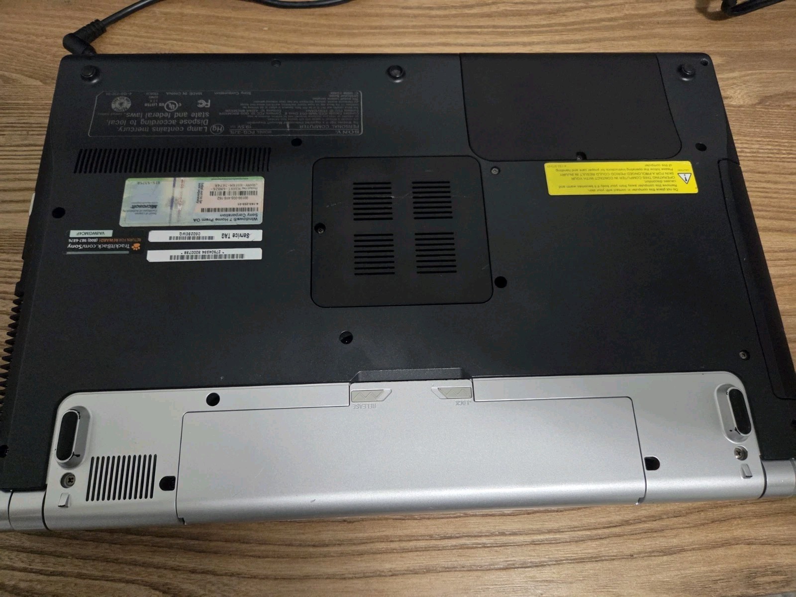 Sony VAIO VGN-FW510F 16.4″ Display Intel Core 2 Duo Radeon 4650 Gpu Factory