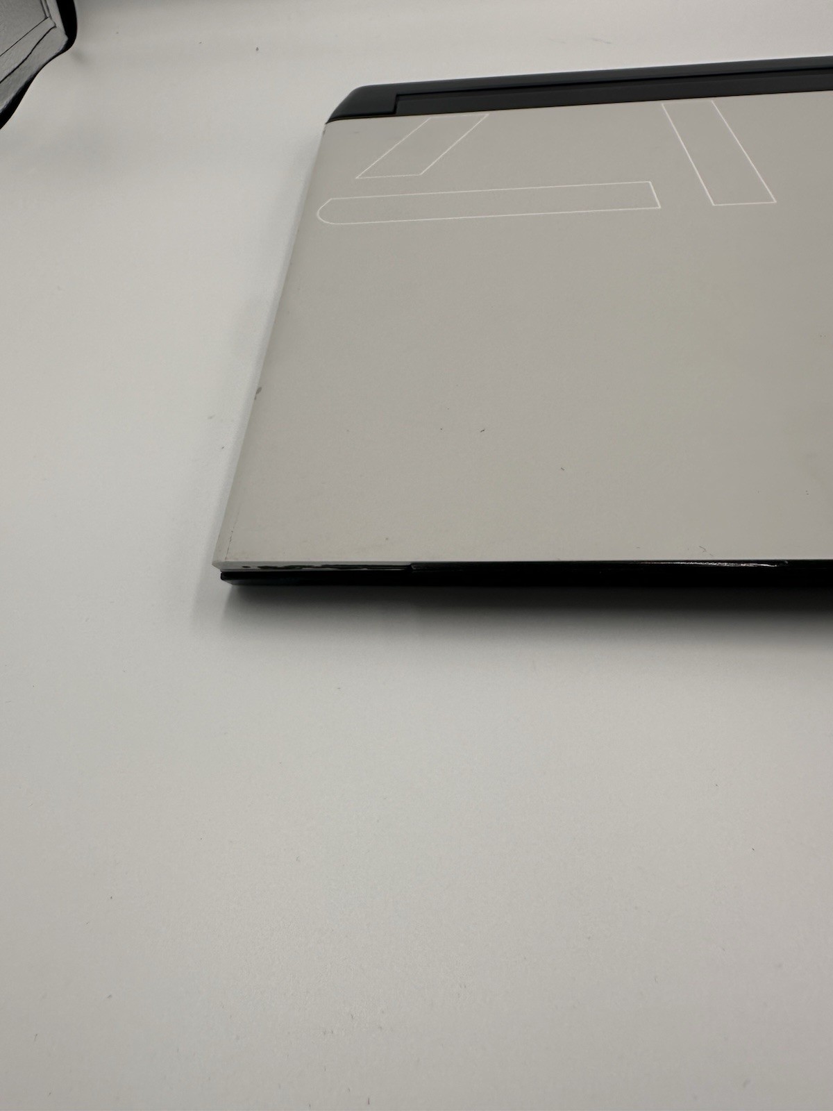 Alienware m17 R3 17.3″ Intel i7 16GB NVIDIA GF RTX 2070 super 2TB SSD Read Desc.