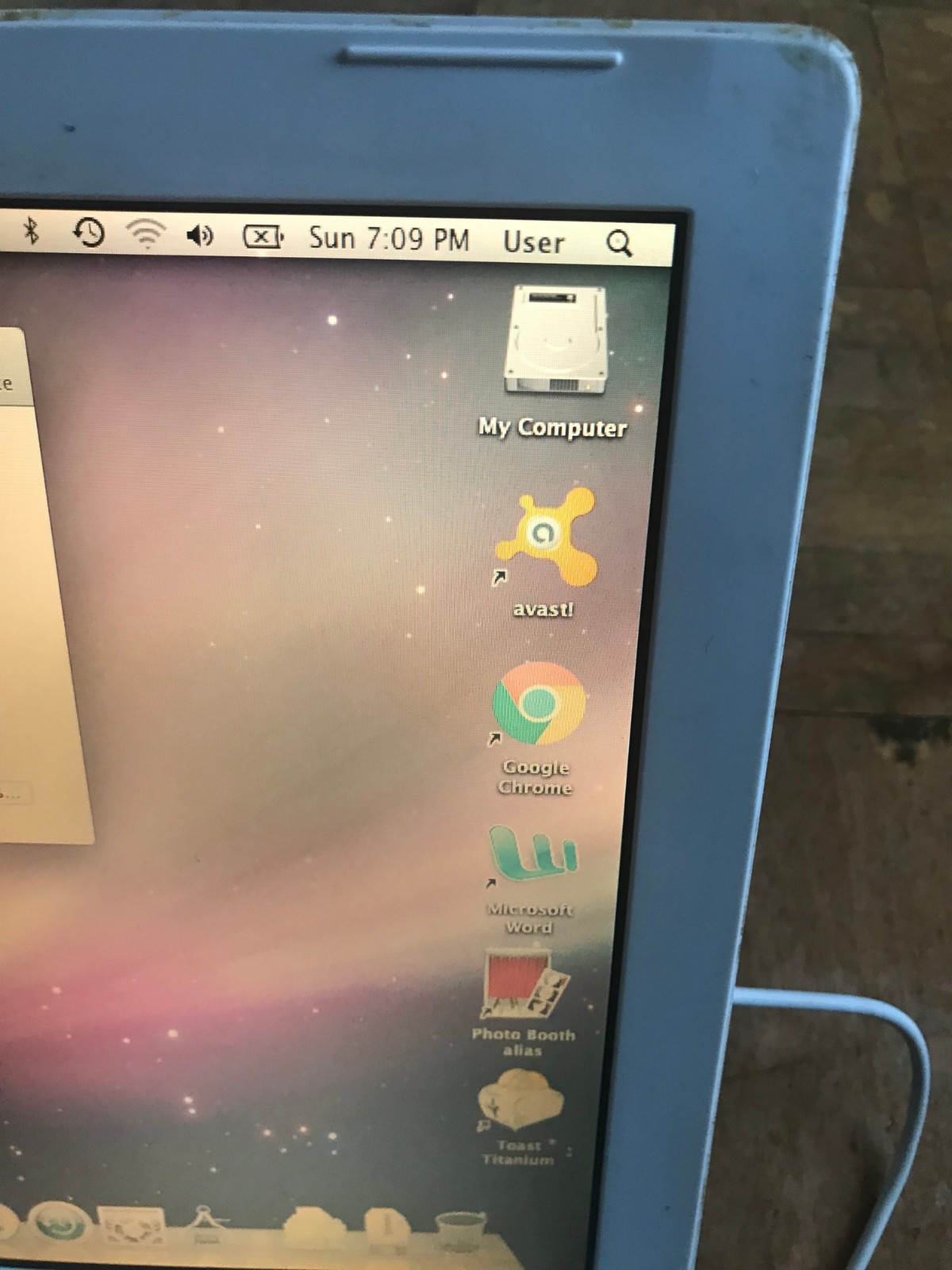 Apple MacBook A1181 2.0 GHz 2GB RAM 80 GB HDD OSx 10.7. No Charger Or Battery