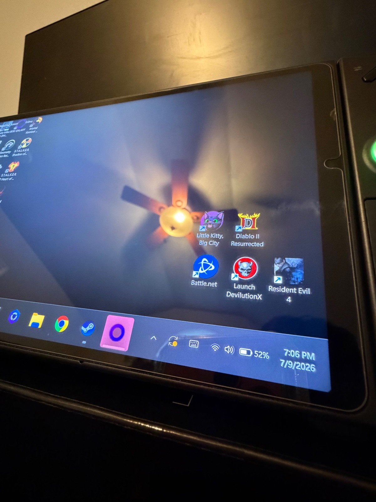 Lenovo Legion Go 8.8 in (1TB SSD, AMD Ryzen Z1 Extreme, 3.3GHz, 16GB RAM)…
