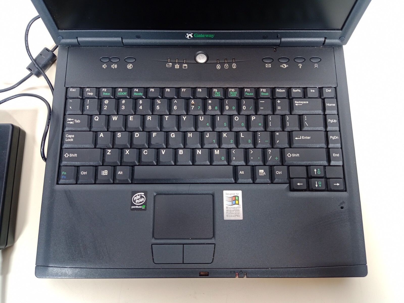 Vintage Gateway Solo 9500 Laptop Pentium III 745MHz 128MB RAM 20GB HDD WinXP