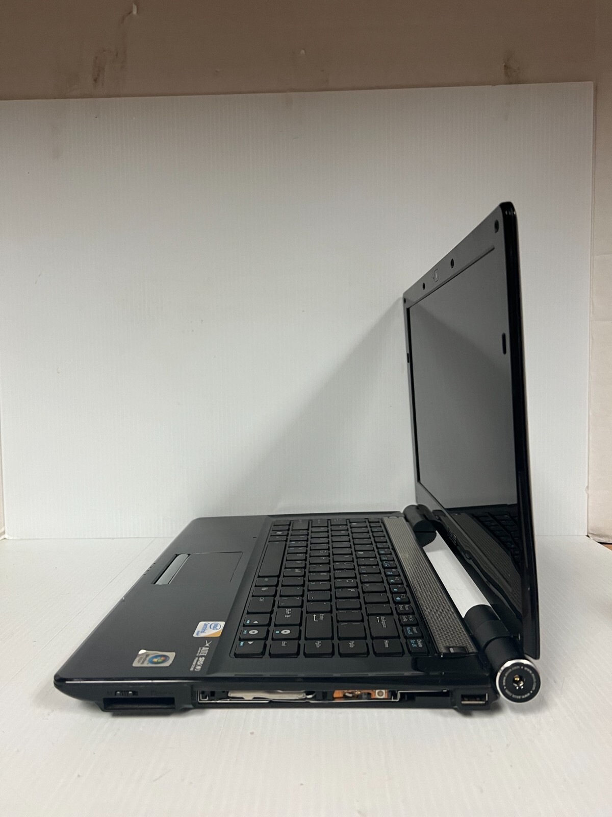 ASUS U81A 14″ Laptop, intel centrino, No RAM, No HDD