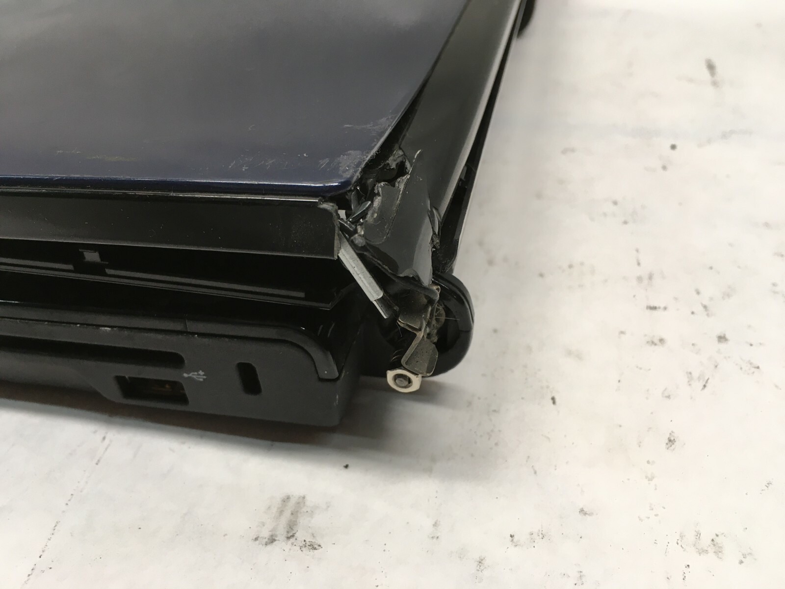 Dell Inspiron 1318 Laptop For Parts/Repair Broken LCD Screen/Hinges NO HDD JR