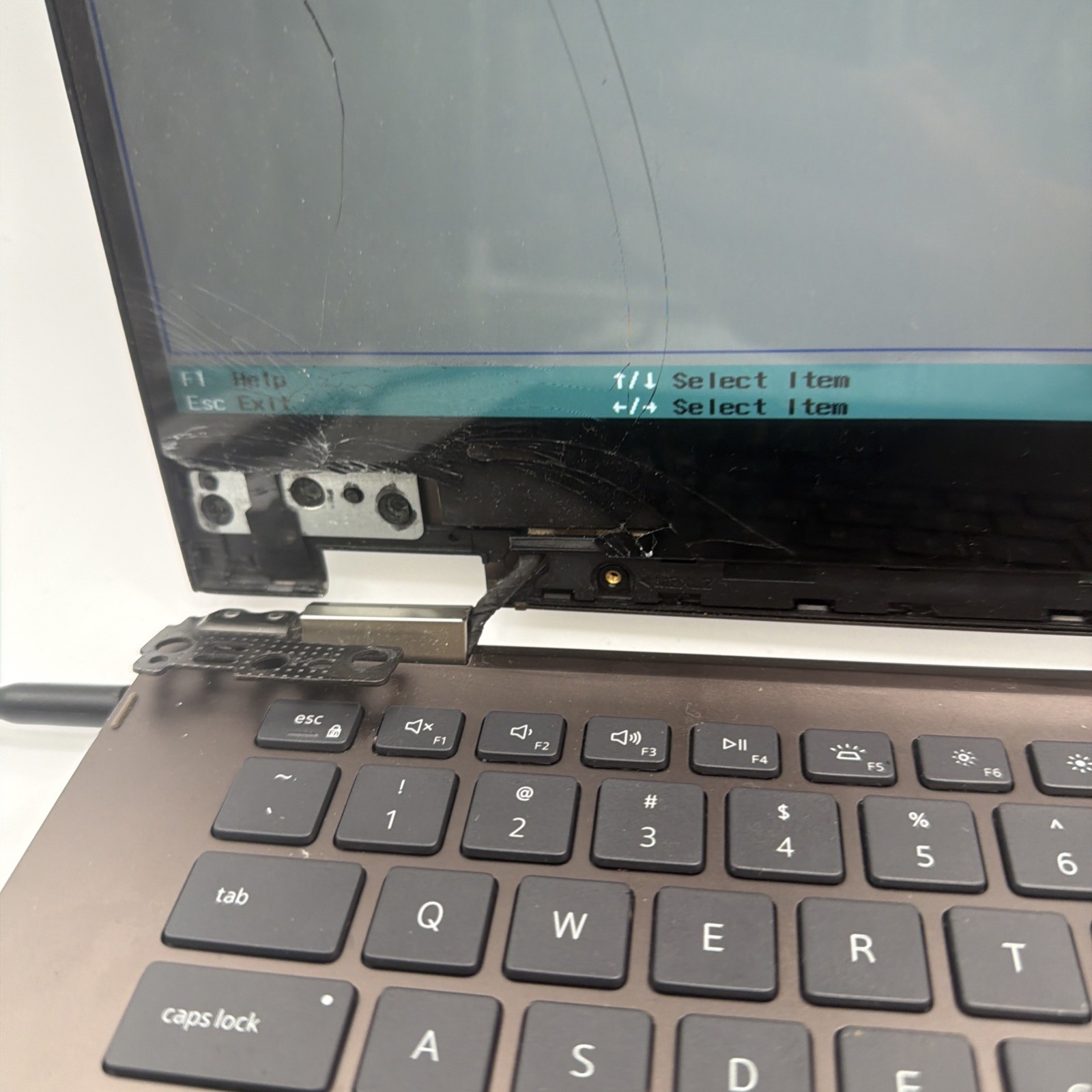 Broken Dell Inspiron 7405 2 in 1 P126G 14″ Ryzen 5 4500U 8GB RAM NO SSD Read L61
