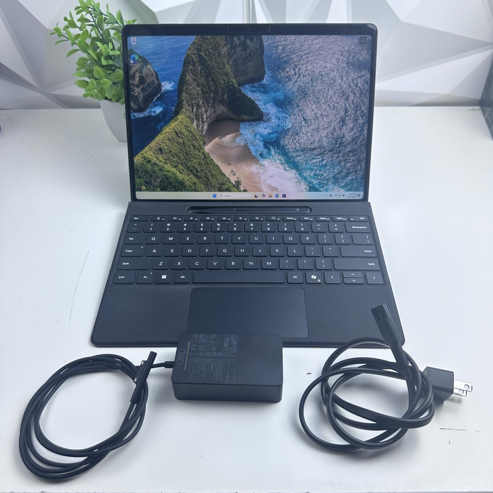 Microsoft Surface Pro 11th, 13″ OLED, Snapdragon X Plus, 16GB, 512GB Bundle
