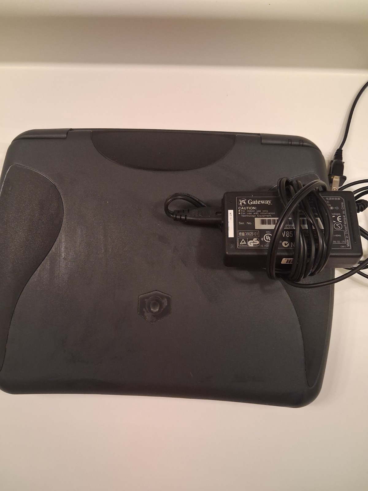 Vintage Gateway Solo 1150 Laptop Windlows ME – Parts or Repair Only