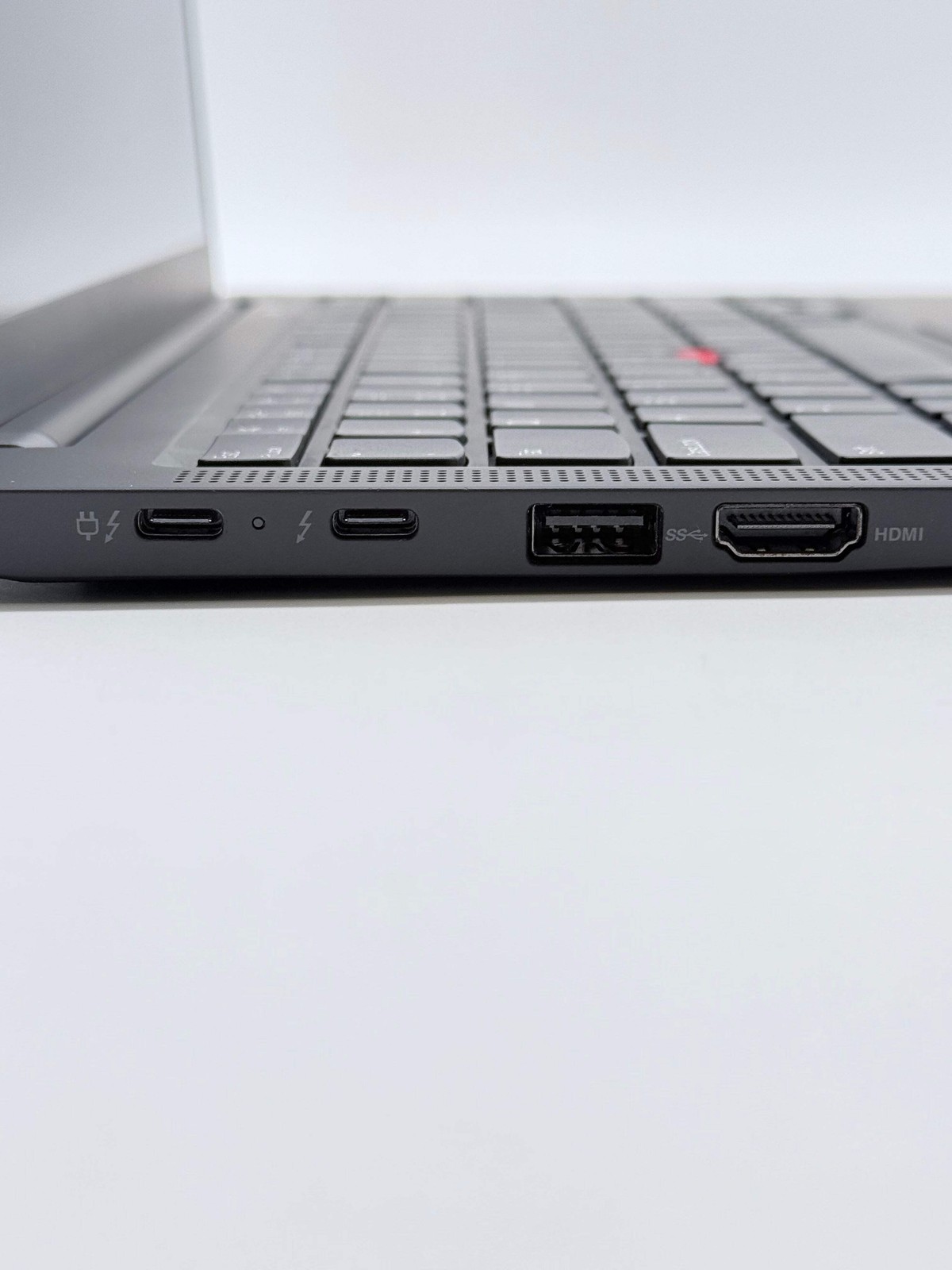 Lenovo ThinkPad X1 Carbon Gen 9 14″ Core i7 16GB RAM 512GB Black w/ Charger