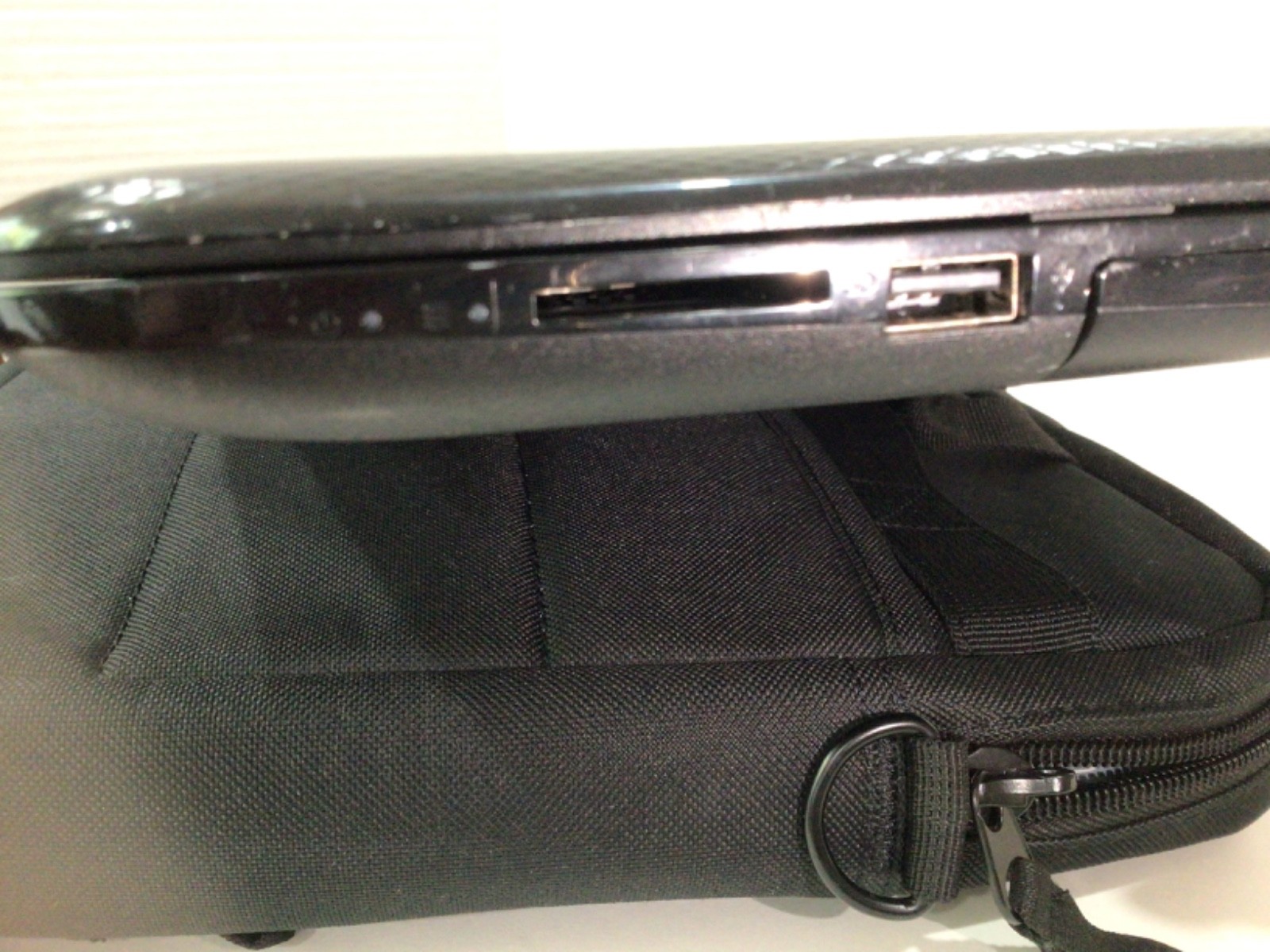 HP 15-af131dx Notebook AMD A6-5200 APU 4GB 500GB with Adapter & HP Soft Case