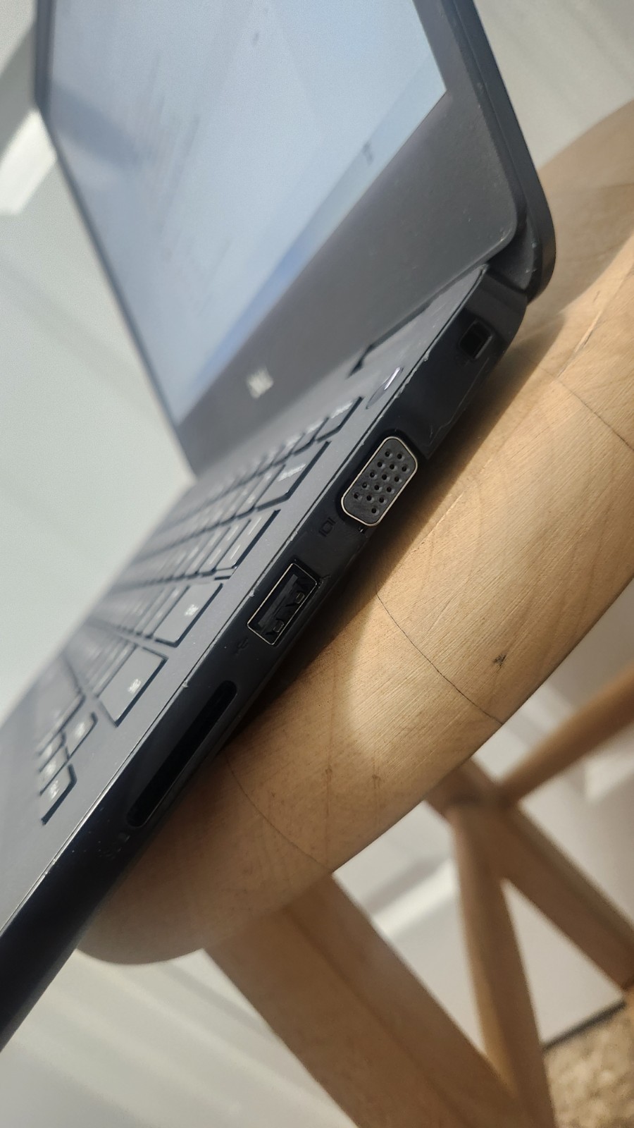Dell Latitude 3400 Win 11 pro Laptop 14″ FHD i5-8265U 1.6GHz 8GB Ram 250GB nvme