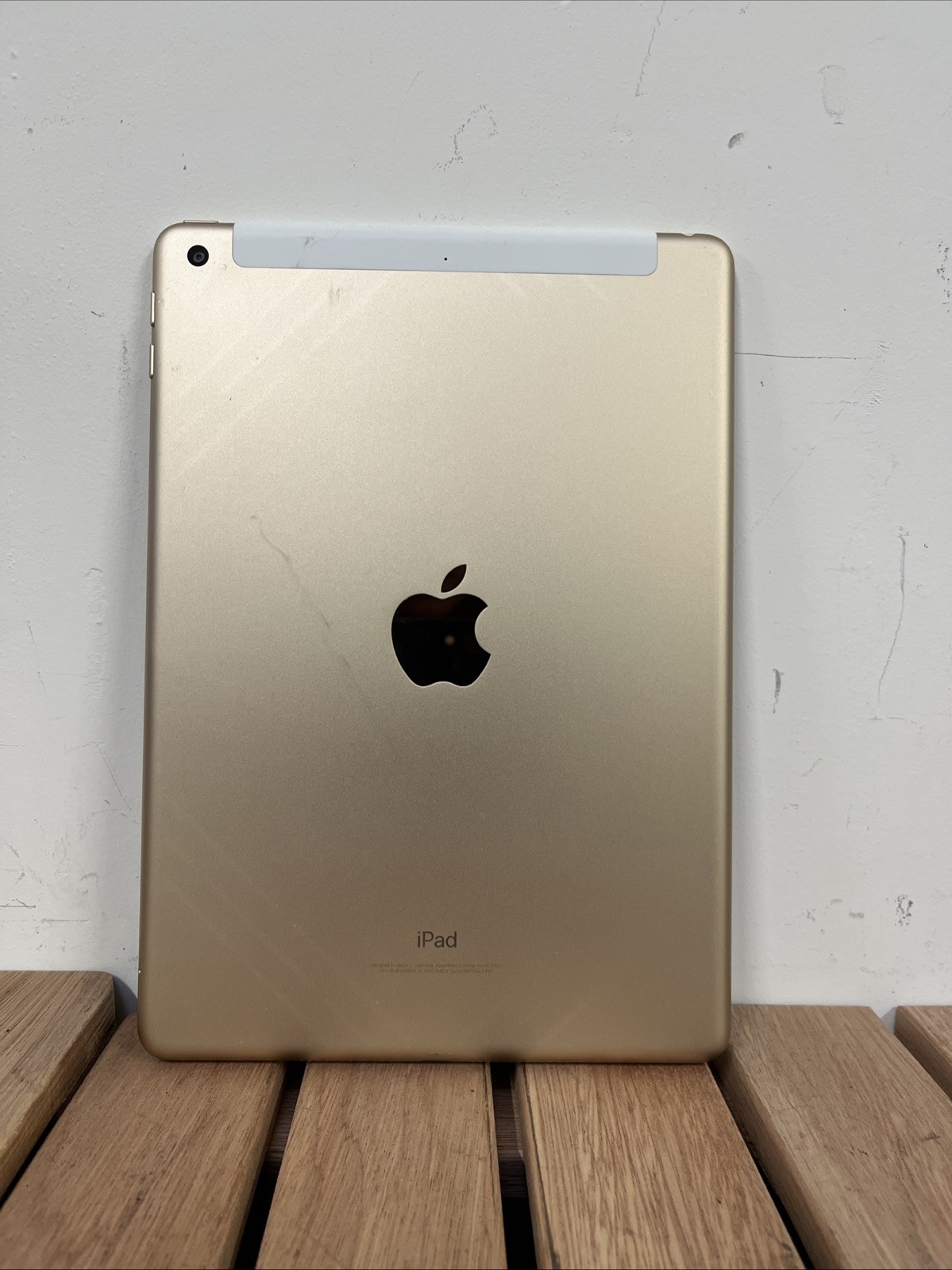 Apple iPad | 5th Generation | 9.7″ Retina* | 32 GB | Model: A1823