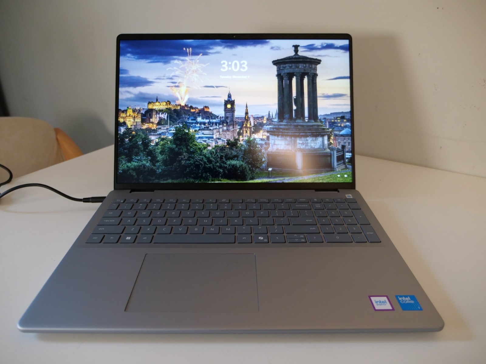 Dell 16 (DC16251) — 16″ FHD+ Touchscreen — Intel Core 7 150U / 16GB / 1TB SSD