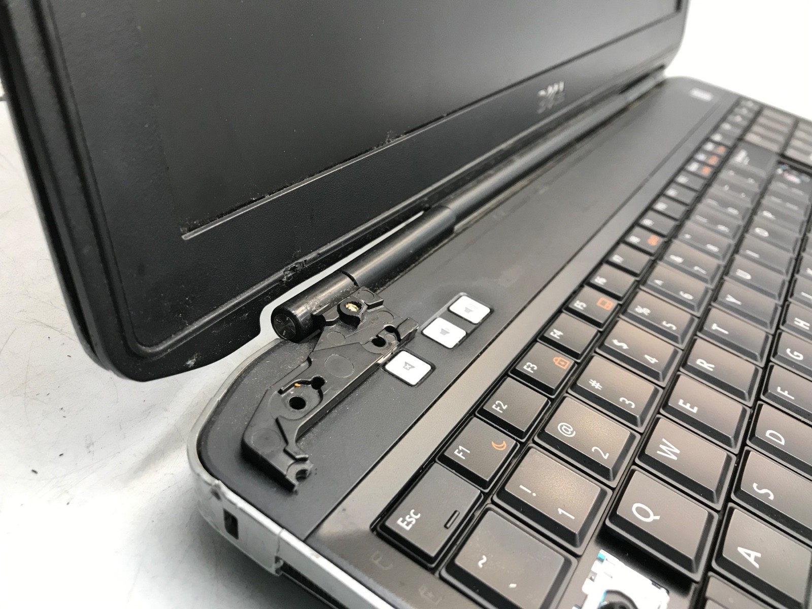 Dell Latitude E5530 Intel Core i5 3rd Gen. 15.6″ Laptop-BAD DISPLAY/HINGE-MZ