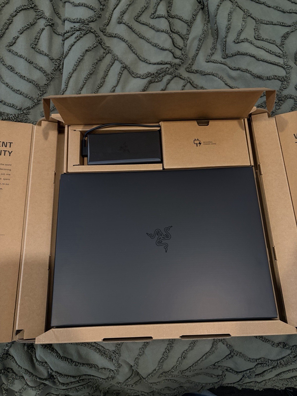 Razer Blade 16 RTX 5060 OLED 240Hz Gaming Laptop Ryzen AI 9 16GB 1TB SSD