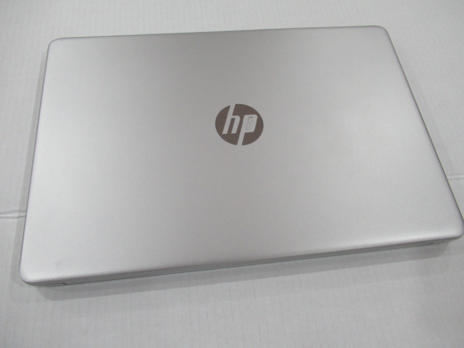 HP 15-ef0025wm 15.6″ HD Ryzen 5 3500U 2.1GHz AMD Radeon Vega 8 Graphics 8GB RAM