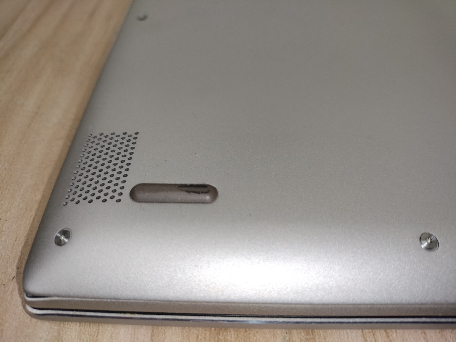 Lenovo Yoga 720-13IKB 13.3″ i5-7200U 2.5GHz 8GB RAM | NO SSD/HD/OS