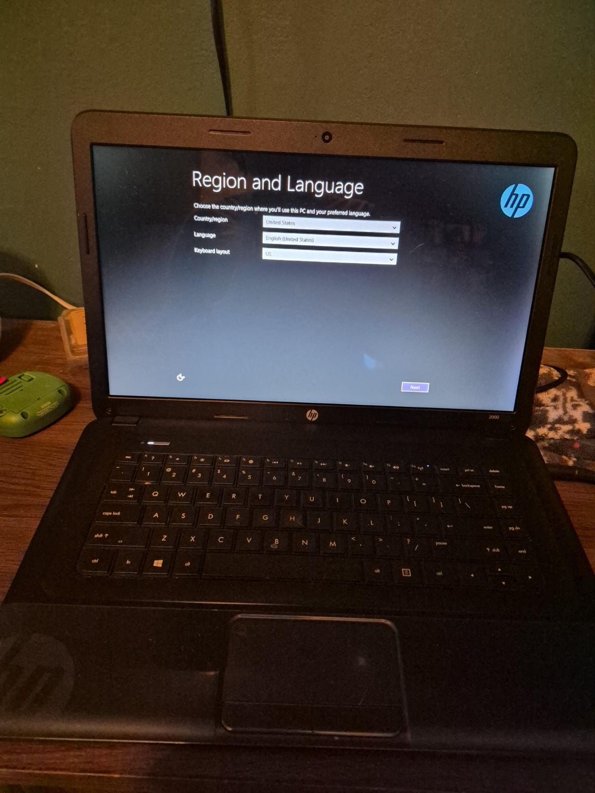 HP 2000 Notebook PC Laptop AMD E-300 Windows 8 Radeon HD Graphics Black