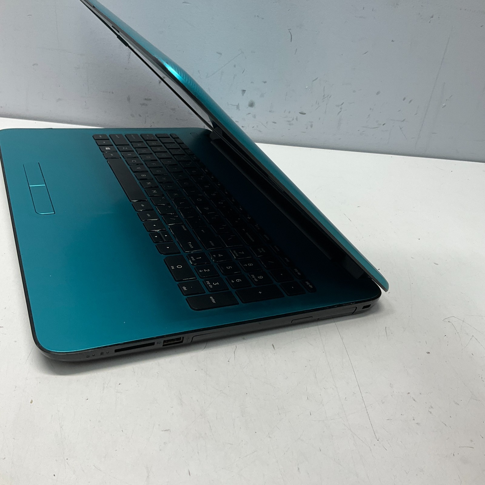 HP 15-ba052wm Laptop AMD A10-9600P Radeon R5 8GB RAM, 1TB HDD Windows 10 Pro