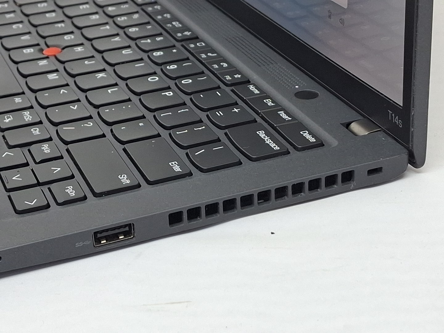 Lenovo ThinkPad T14s Gen 3 – i7-1270P – 16GB, 512GB, Windows 11 – tiny scratch