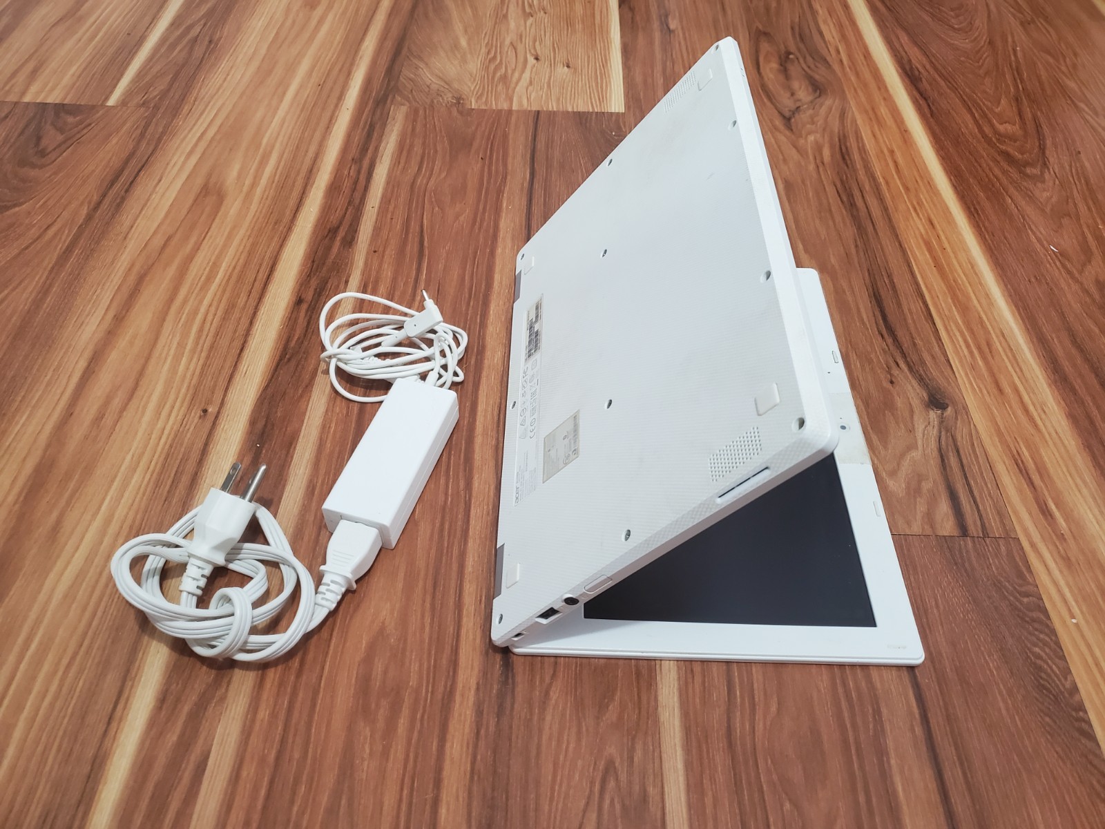 acer chromebook n15q10 white 11.6 used with charging cable and grey zipper case