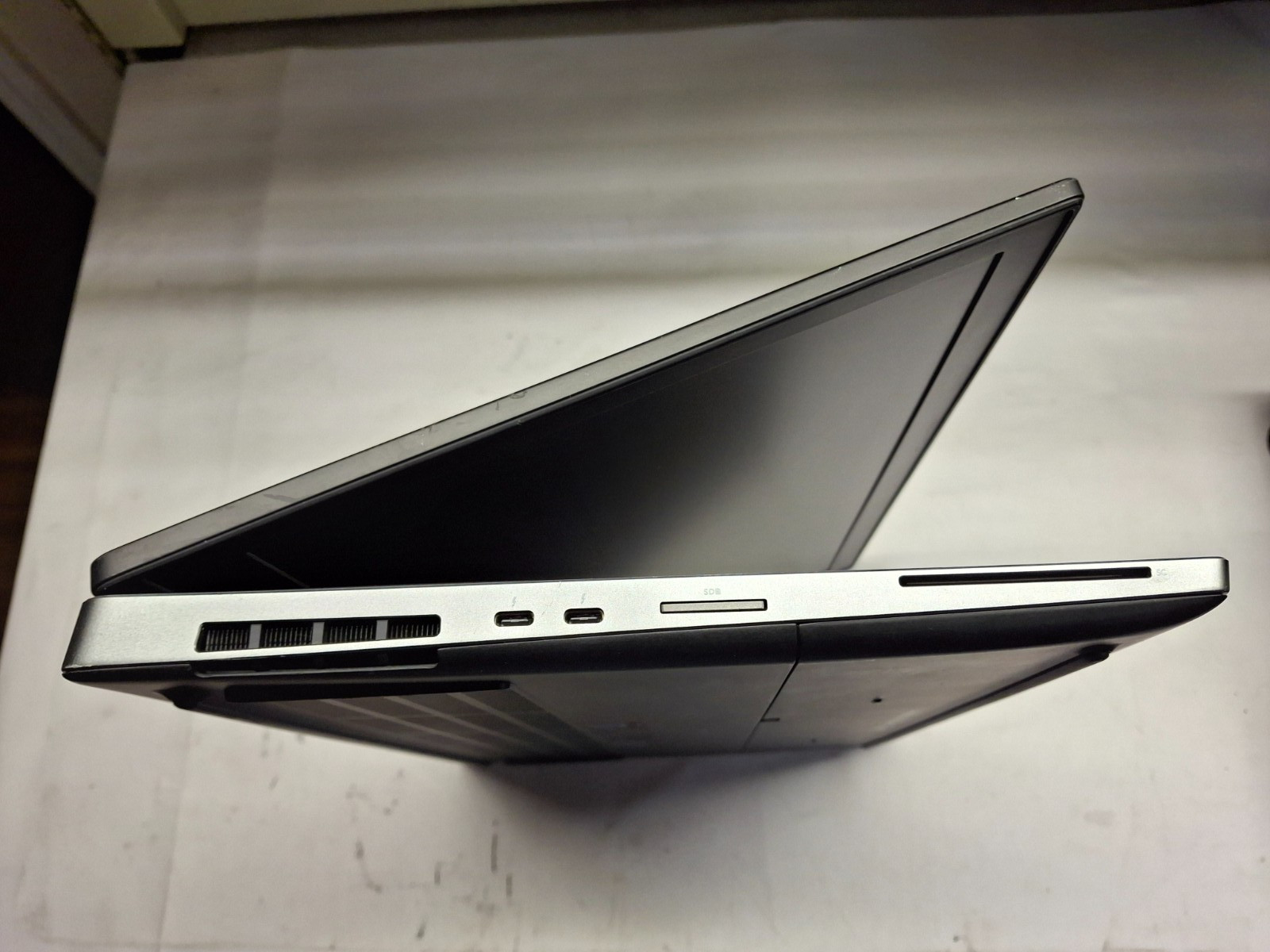 Dell Precision 7730 17.3″ Intel i5-8400H 16GB Quadro P3200 256GB SSD Win11P