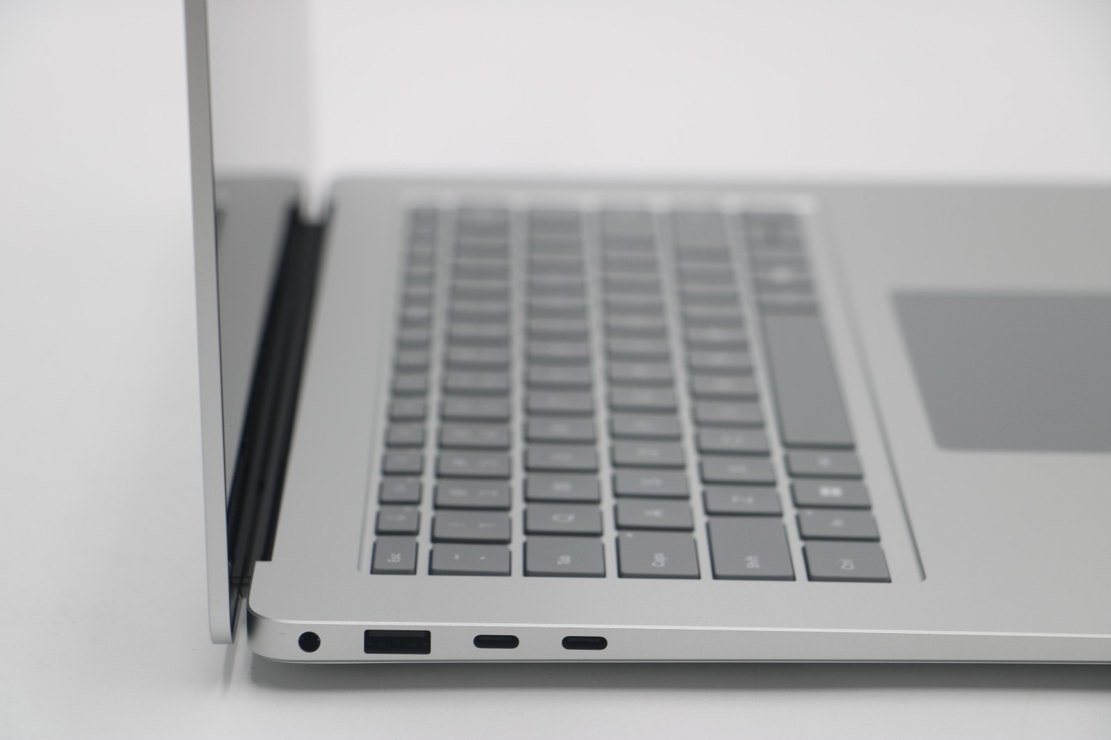 NEW – Microsoft Surface Laptop 7 13.5″ *Snapdragon X Plus/ 16GB RAM/ 256GB SSD*