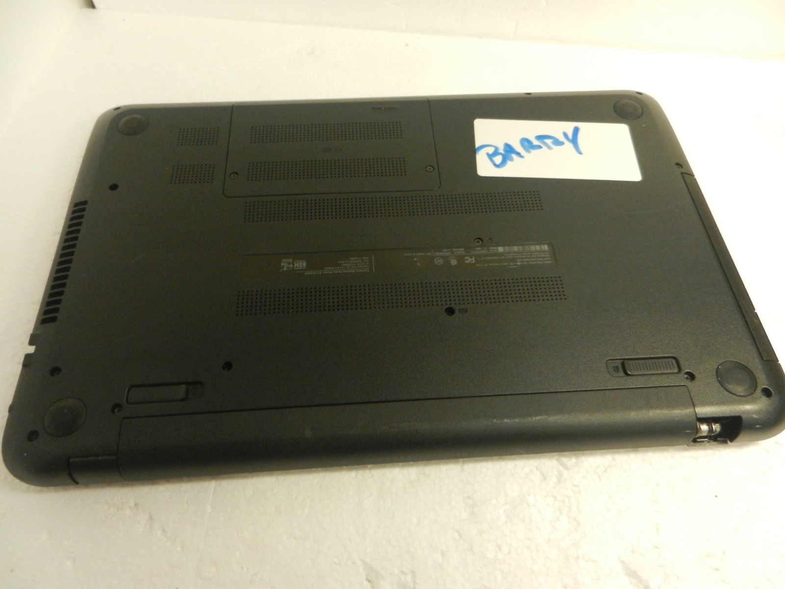 HP 15-f100dx AMD A8-6410 2 GHz 4GB RAM 500 GB HDD CRACKED GLASS but WORKS
