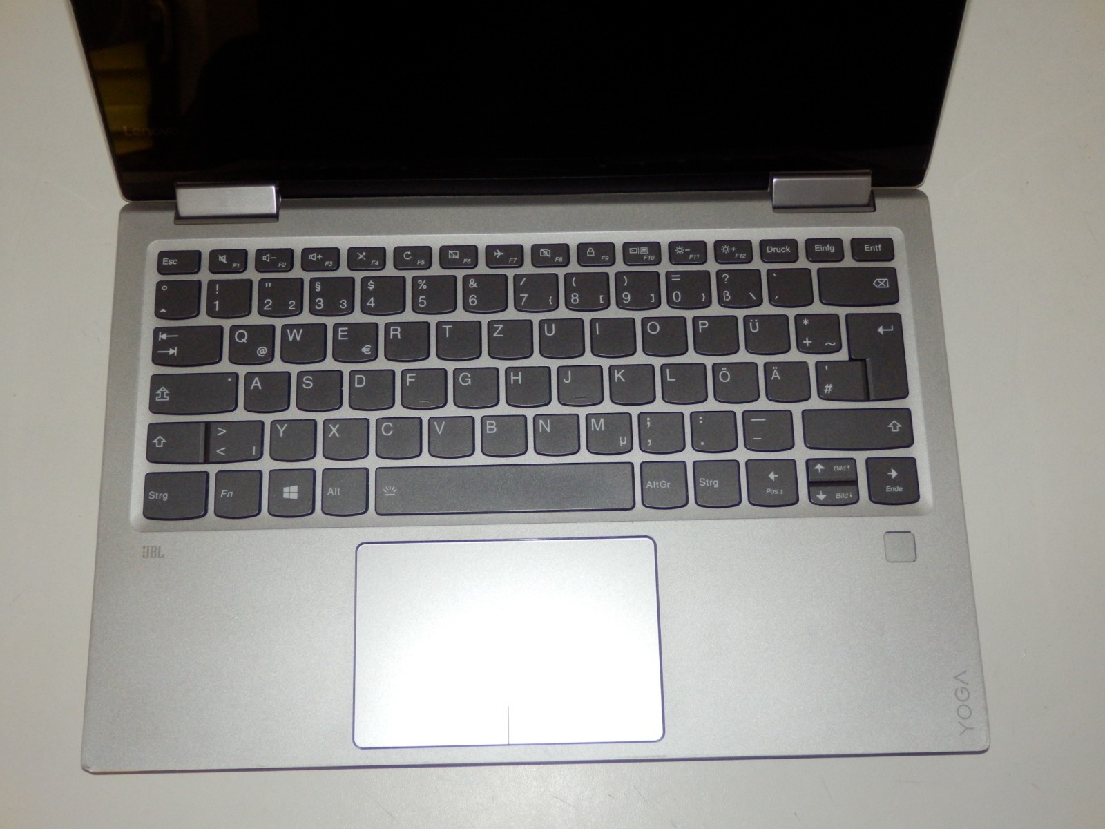 Lenovo Yoga 720-13IKB – Intel i5-8250U, 8GB Ram, No SSD, 13.3″ FHD, Faulty