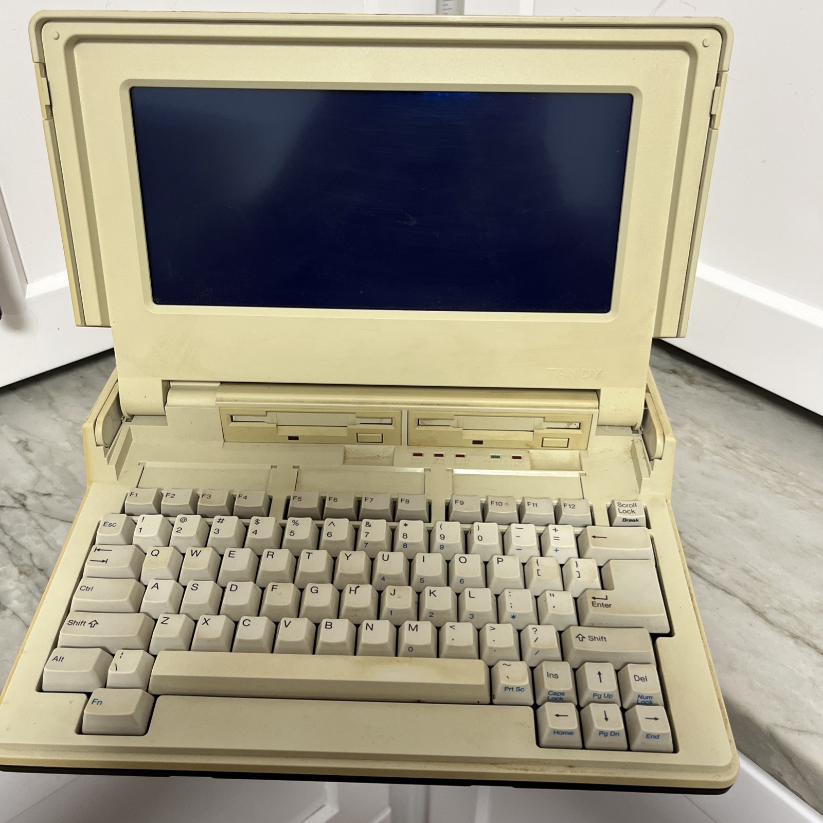 Tandy 1400 LT Vintage Portable Personal Computer Laptop, 25-3500 W/DOS/GW