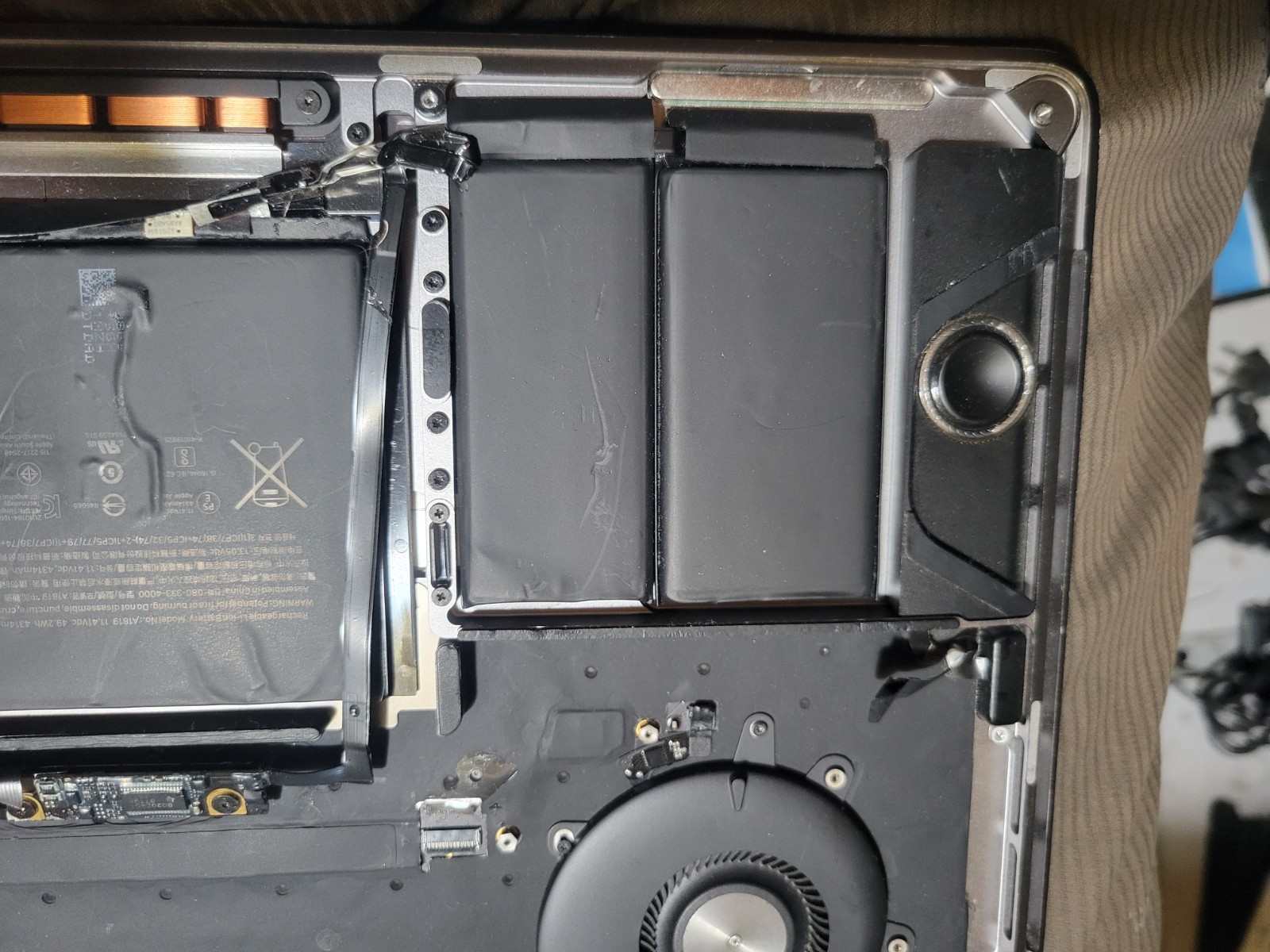 Apple MacBook pro A1706 EMC 3071 For Parts no mother board I could not test it